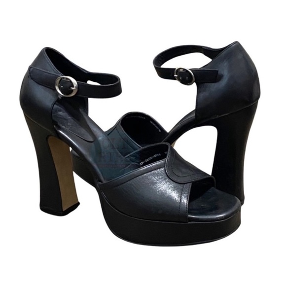 Vintage Shoes - 90s vtg Wild Pair • REDHEAD • Platform Leather Mary Janes